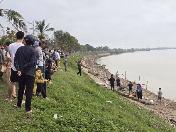 Đã tìm thấy 3 thi thể trong vụ bố ôm 2 con gái nhảy cầu Bến Thủy -0