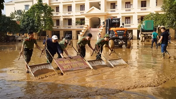 Công an Thái Nguyên&nbsp;dọn dẹp&nbsp;vệ sinh môi trường sau mưa lũ