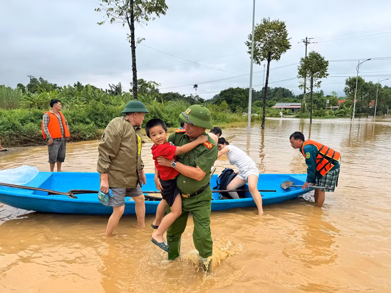Công an Lào Cai kiên quyết vận động di dời, trực tiếp cứu sống 452 người dân -0