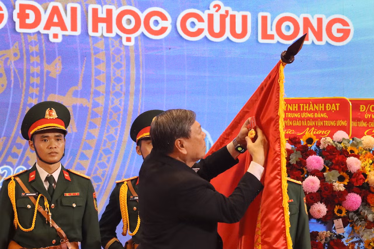 Trường Đại học Cửu Long đón nhận Huân chương Lao động hạng Nhì -0