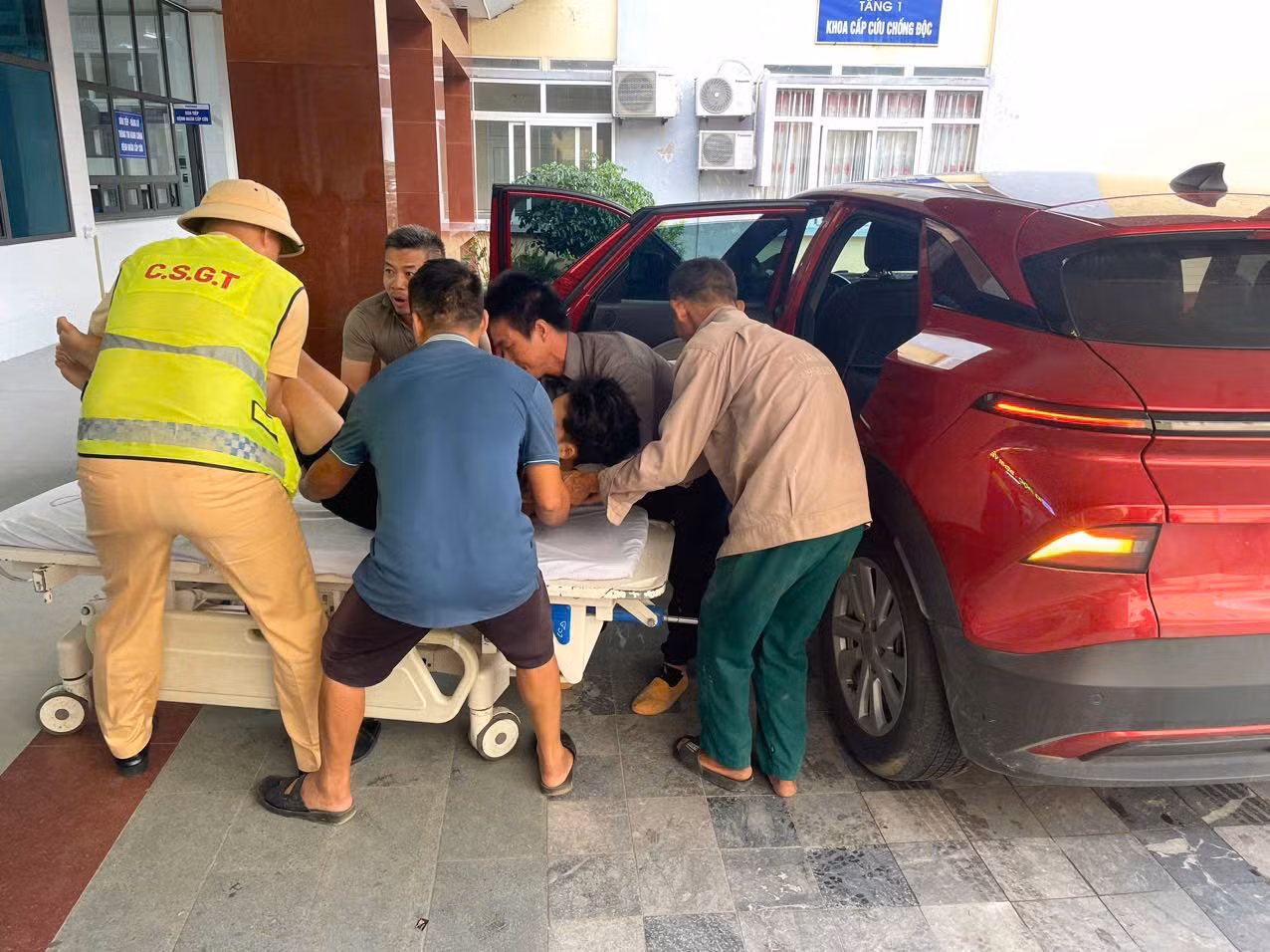 nhờ xử lý kịp thời nên nạn nhân được đưa đến bệnh viện an toàn.jpg -0
