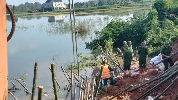 Lực lượng Công an Bắc Ninh phối hợp gia cố đê tránh nguy cơ sạt lở