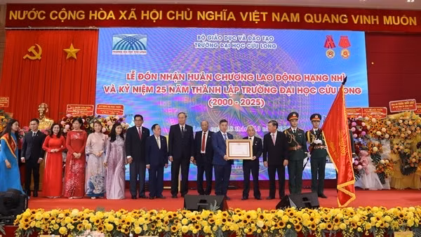 Trường Đại học Cửu Long đón nhận Huân chương Lao động hạng Nhì