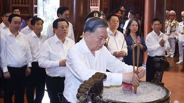 Tổng Bí thư Tô Lâm dâng hương tưởng nhớ Chủ tịch Hồ Chí Minh tại Nghệ An