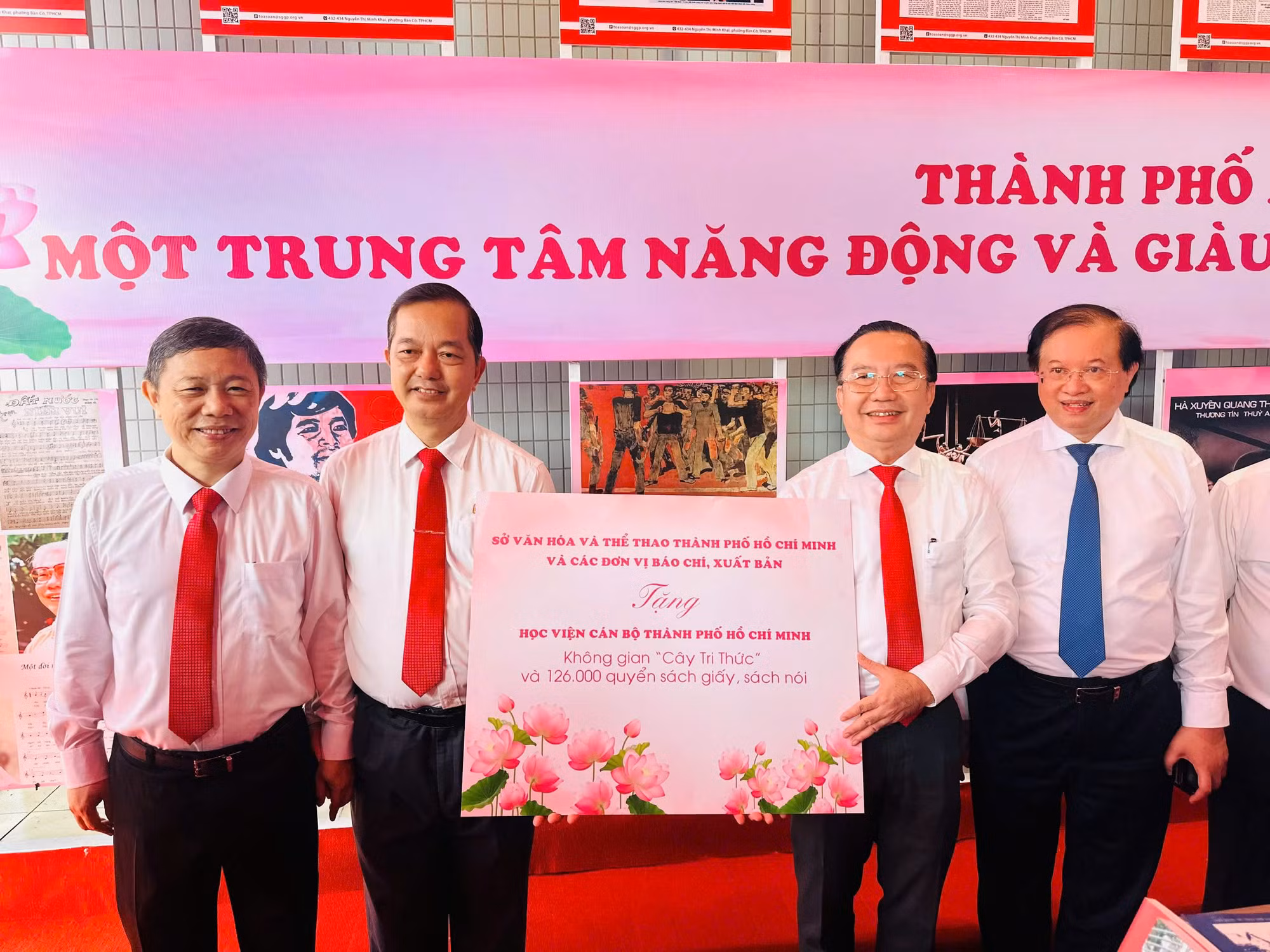 Trao tặng Không gian “Cây tri thức” và 126.000 quyển sách đến Học viện Cán bộ TP Hồ Chí Minh -0