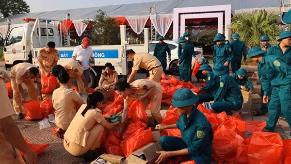 Hàng trăm cán bộ Công an Hà Nội tổng lực giúp người dân xã Trung Giã sau bão số 11