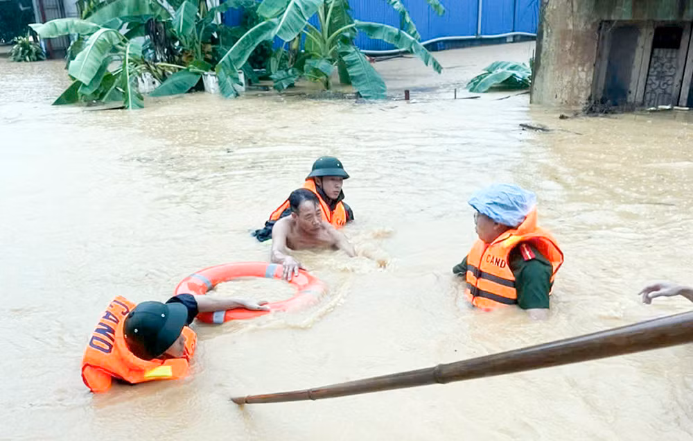 Xúc động những câu chuyện Công an cứu dân trong lũ dữ -0