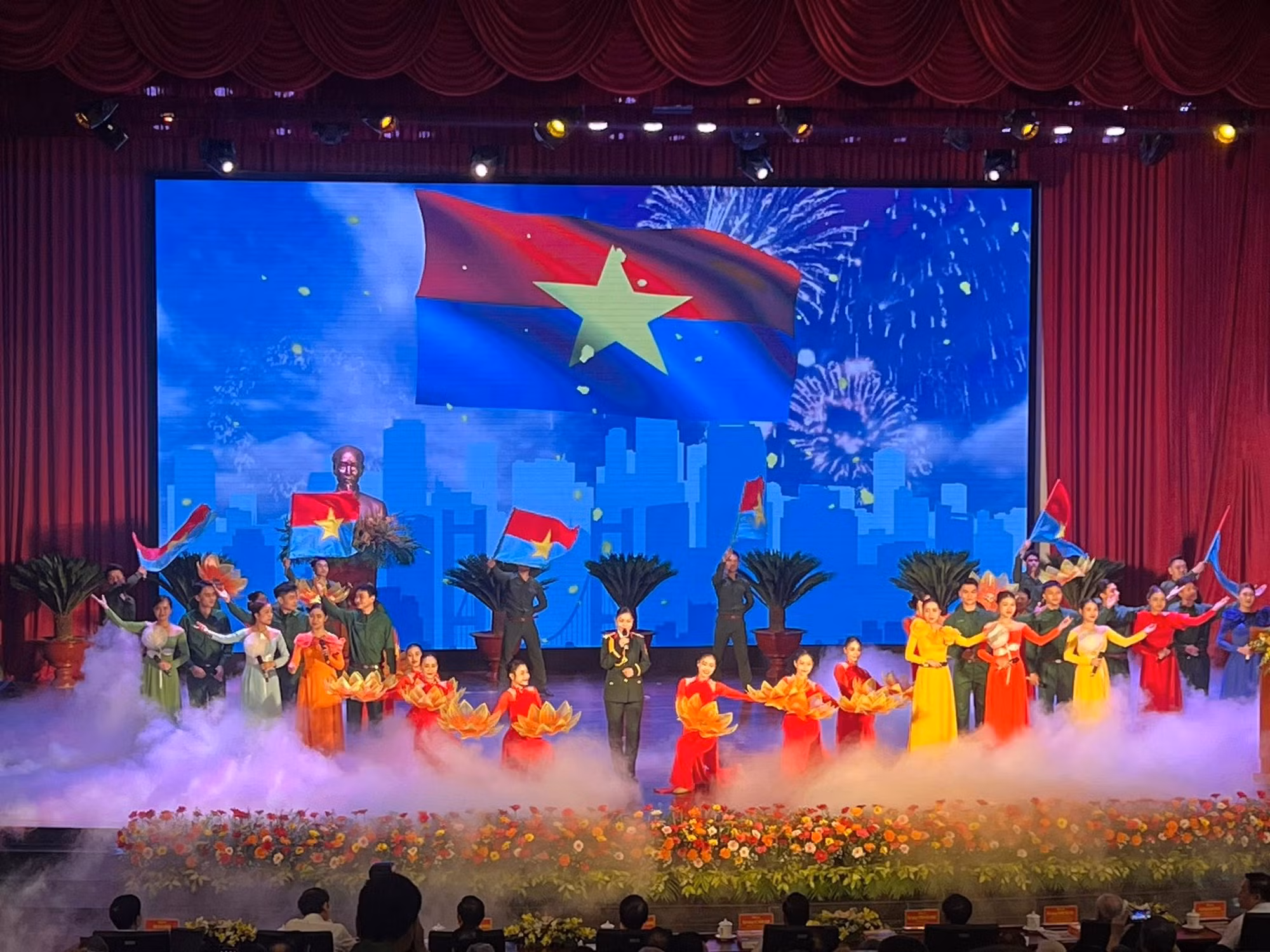 TP Hồ Chí Minh tổng kết 50 năm nền văn học - nghệ thuật -0
