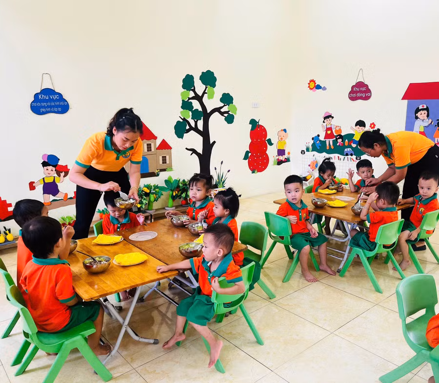 Gian nan đưa trẻ 3 tuổi ở vùng cao Thanh Hoá đến trường -0