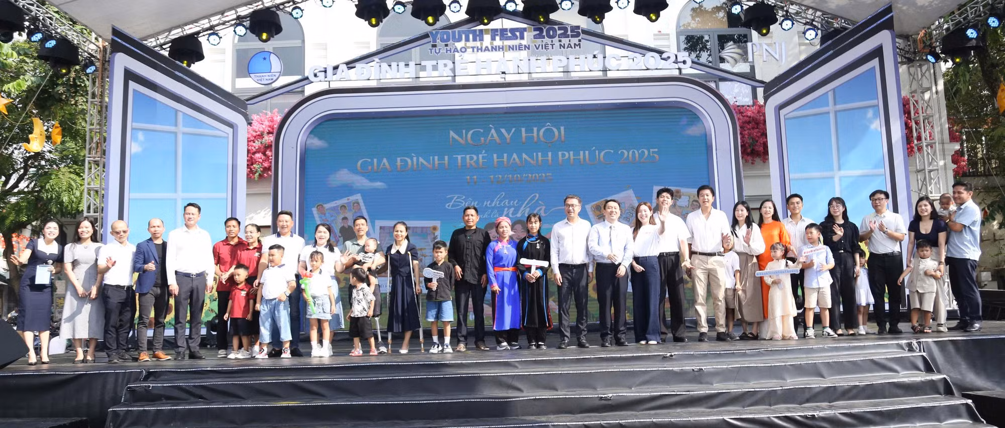 Hai gia đình chiến sĩ Công an được tuyên dương “Gia đình trẻ hạnh phúc