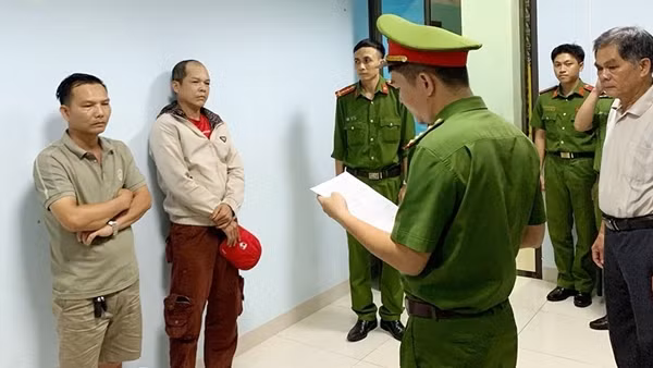 Tạm giữ hình sự 2 đối tượng chặn đầu xe, rút chìa khóa xe ô tô của CSGT