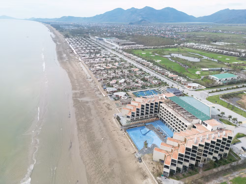 Tồn tại khó ngờ tại loạt biệt thự “view biển” đổ nát sau bão số 10 -0