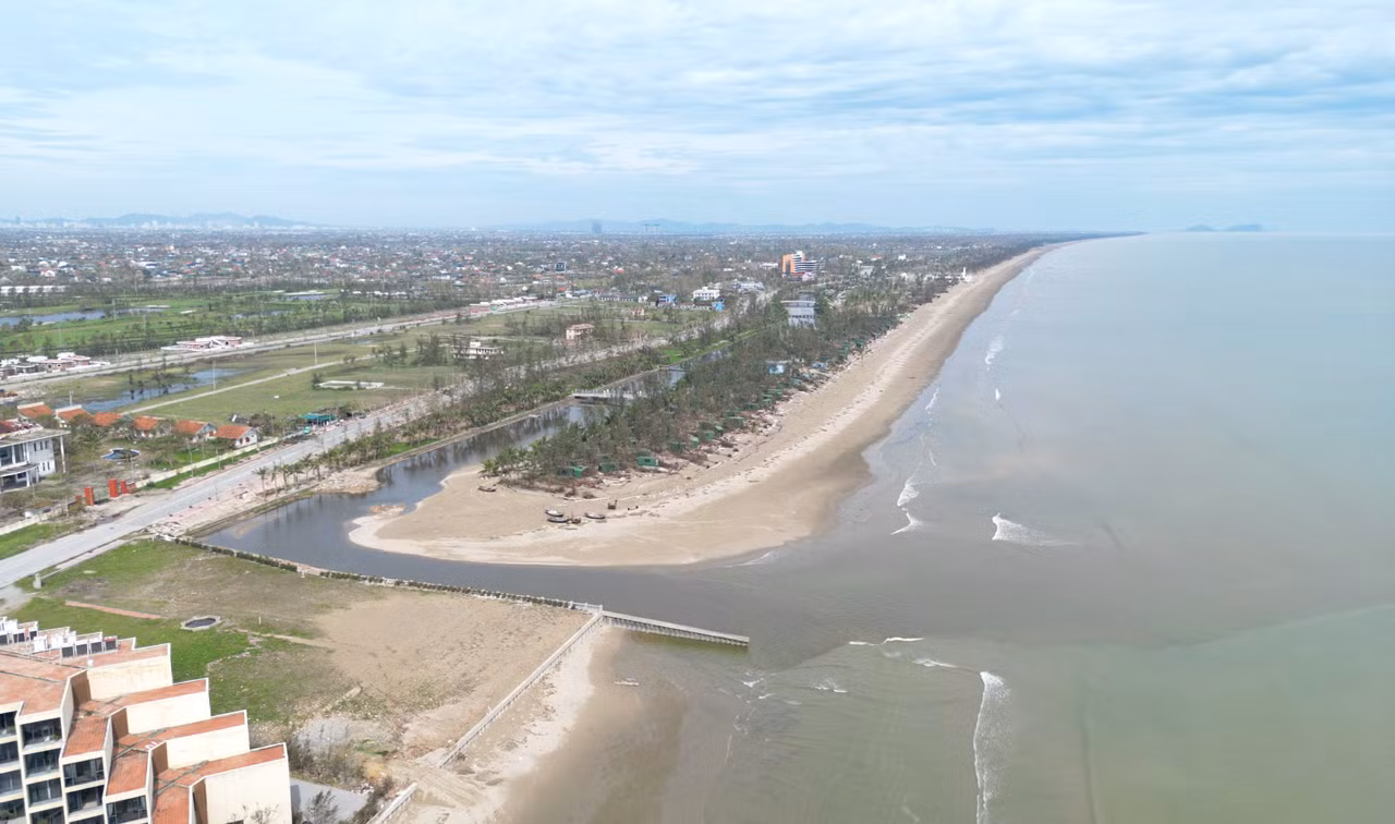 Tồn tại khó ngờ tại loạt biệt thự “view biển” đổ nát sau bão số 10 -0