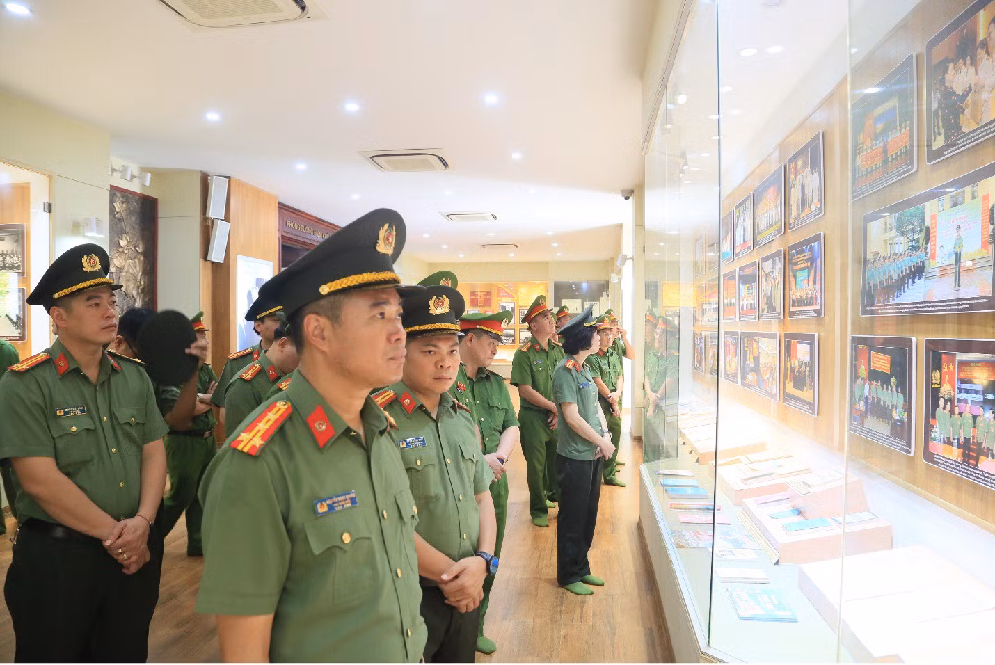 Công an TP Hà Nội báo công dâng Bác tại Khu lưu niệm Sáu điều Bác Hồ dạy Công an Nhân dân -0