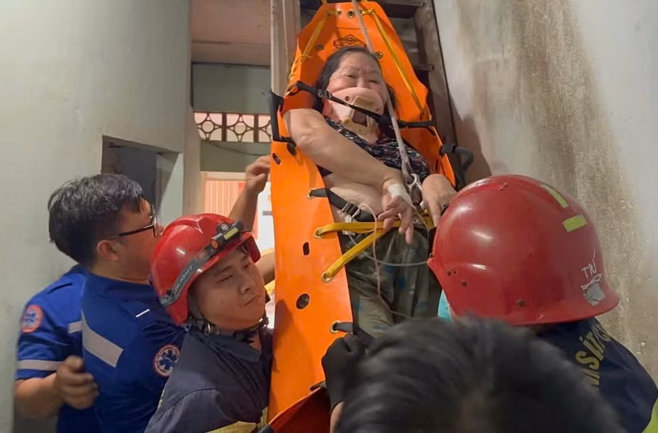 Giải cứu&nbsp;người phụ nữ nặng hơn 100kg &nbsp;nguy kịch trên gác gỗ tầng 2 xuống đất an toàn -1