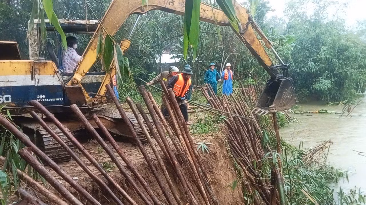 Gần 100 cán bộ, chiến sĩ khẩn trương gia cố, chống sạt lở sông Bù Lu -0