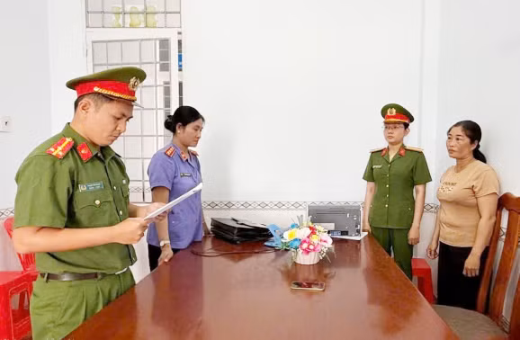 Cơ quan CSĐT tống đạt các quyết định tố tụng đối với Phạm Bé Em.