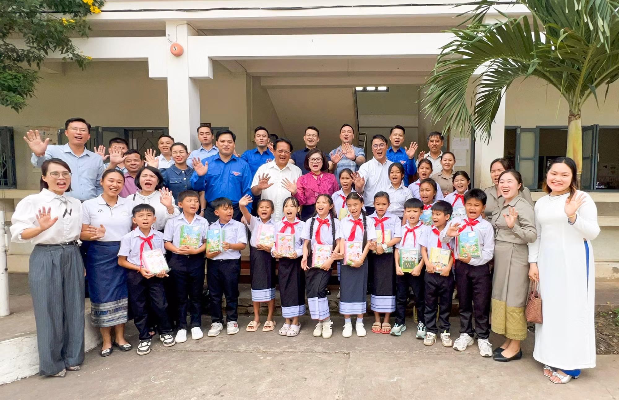 Gắn kết Việt – Lào từ những việc làm giản dị mà ý nghĩa -0