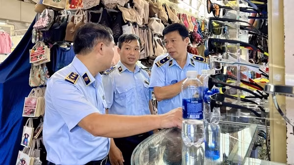 Quản lý thị trường chuyển Công an điều tra 9 vụ sản xuất, buôn bán hàng giả