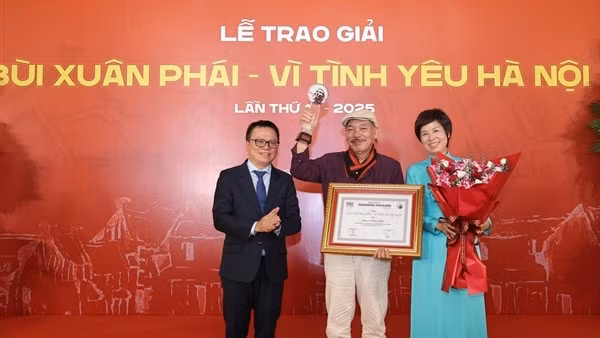 Nhac_si_Tran_Tien_duoc_trao_gia_-1760602337170.JPG