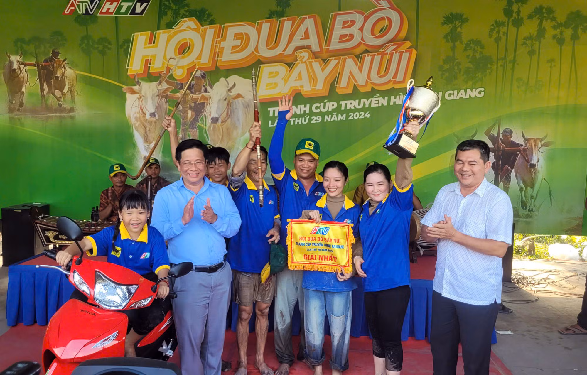 64 đôi bò tranh tài tại Hội đua bò Bảy Núi năm 2024 -0