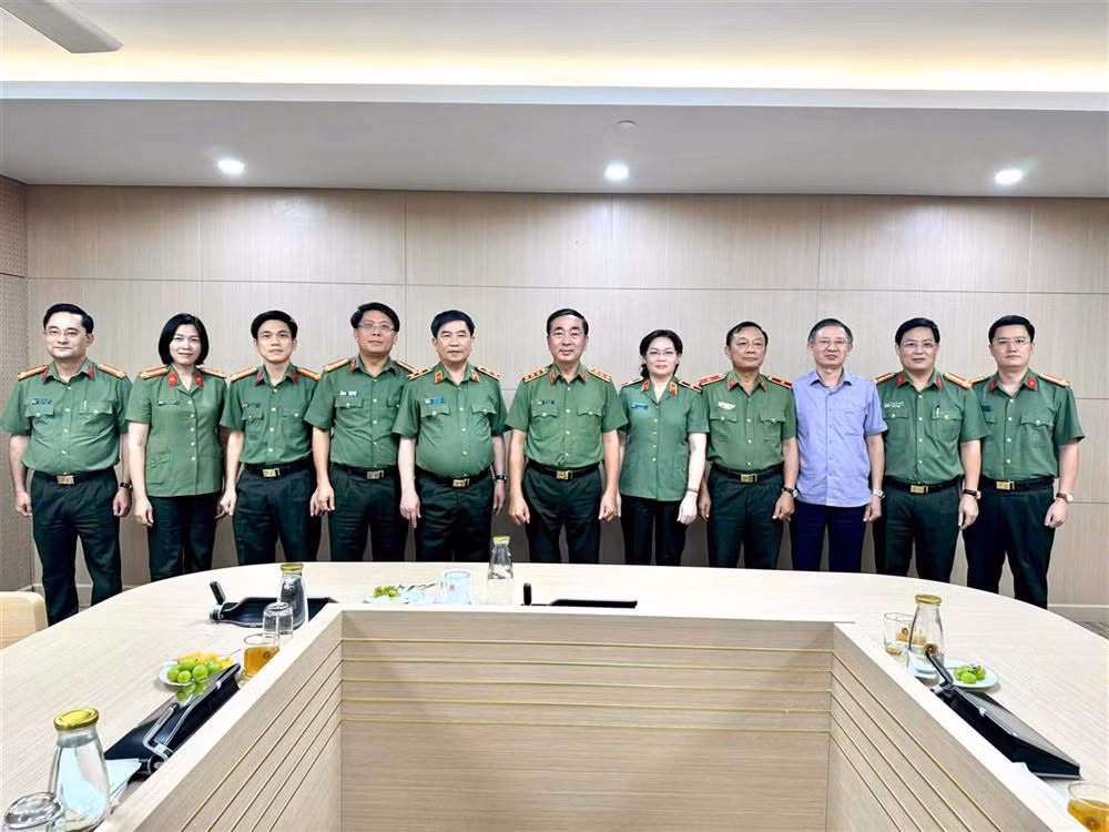 Nghiên cứu, vận dụng và phát triển sáng tạo tư tưởng Hồ Chí Minh trong xây dựng CAND, nền an ninh nhân dân và thế trận an ninh nhân dân thời kỳ đổi mới -0