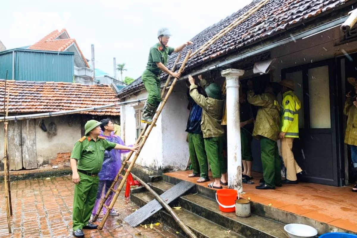 công an thị xã duy tiên (hà nam) giúp dân gia cố nhà cửa để chống bão.jpg -0