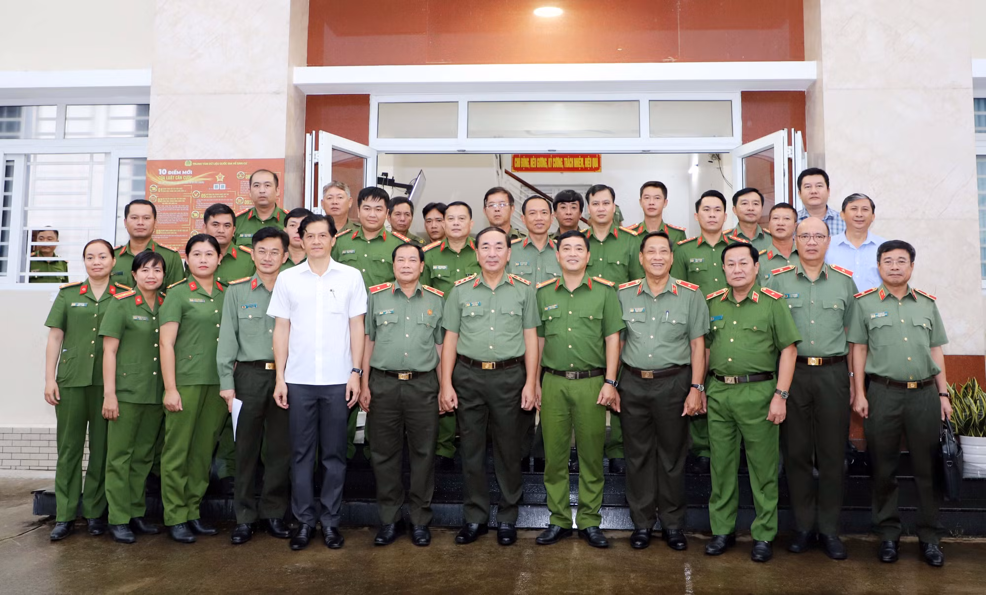 Thứ trưởng Trần Quốc Tỏ thăm, làm việc với Công an xã, phường tại TP Cần Thơ -0