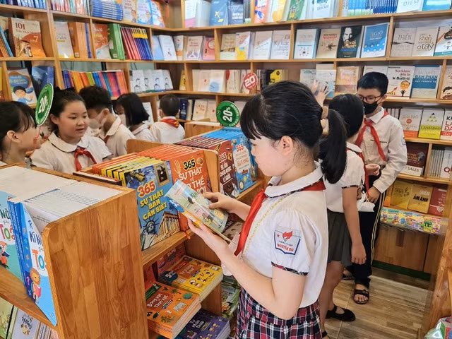 khuyến khích trẻ em đọc sách thay vì chơi các trò chơi điện tử.jpg -0