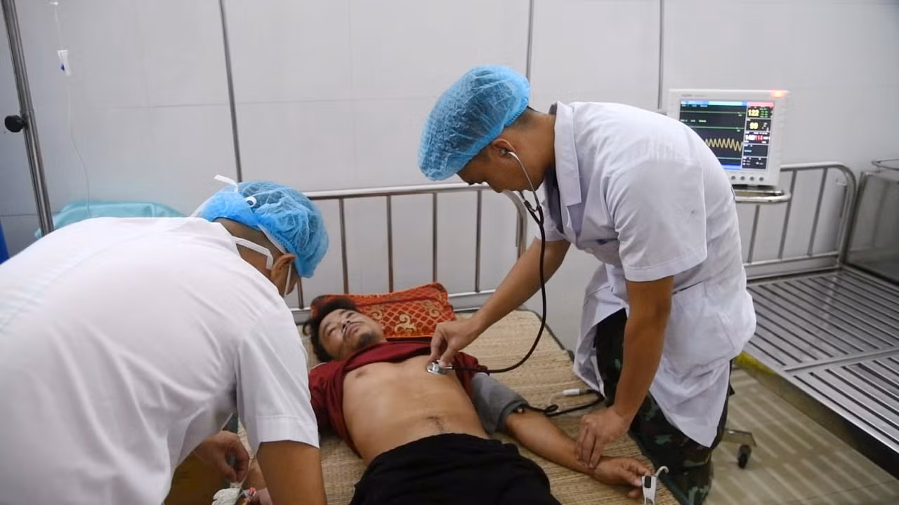 Cấp cứu ngư dân liệt hai chân do lặn biển tại Trường sa ở độ sâu -0