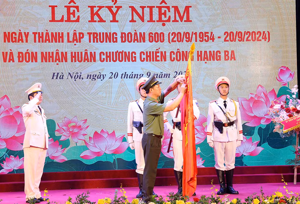 Tiếp tục phát huy truyền thống vẻ vang của đơn vị vinh dự được Bác Hồ đặt tên -0
