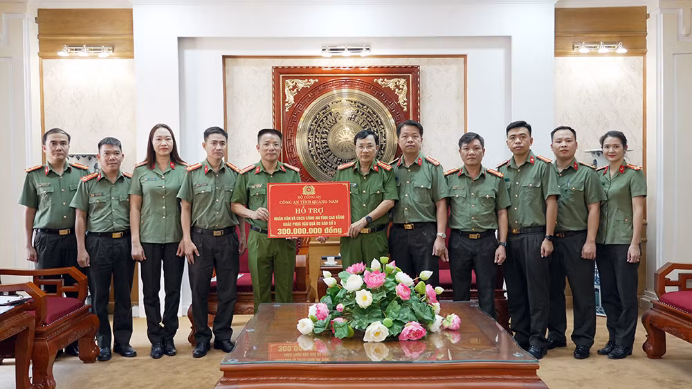 Công an Quảng Nam trao 300 triệu đồng hỗ trợ Công an Cao Bằng khắc phục thiệt hại do&nbsp;bão -0