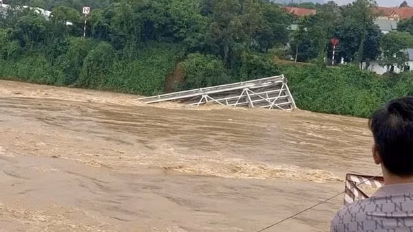 Trục vớt cầu Phong Châu cần bao nhiêu tiền?