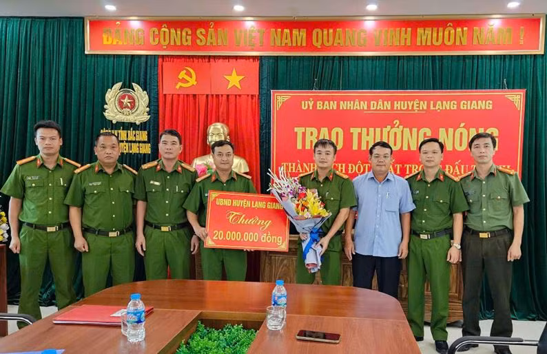 Bắt quản lý trả lương công nhân bằng ma túy -3