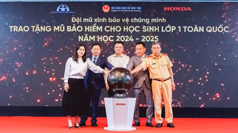 Trao tặng hơn 1,7 triệu mũ bảo hiểm cho các em học sinh lớp Một toàn quốc năm học 2024-2025 -0
