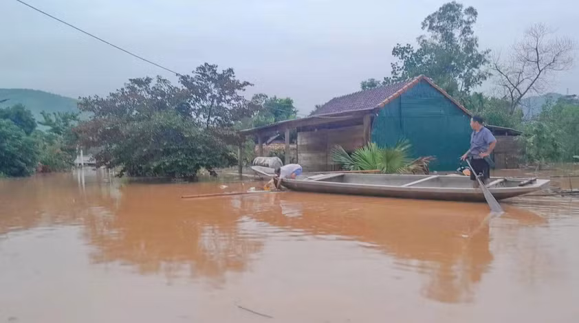 Nước lũ gây chia cắt nhiều thôn bản cô lập hàng trăm hộ dân ở Quảng Bình -0