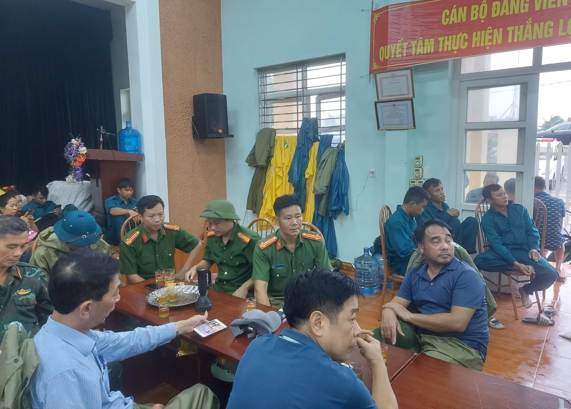 Lan tỏa hình ảnh đẹp của CBCS Công an Hải Phòng trong mưa bão -0