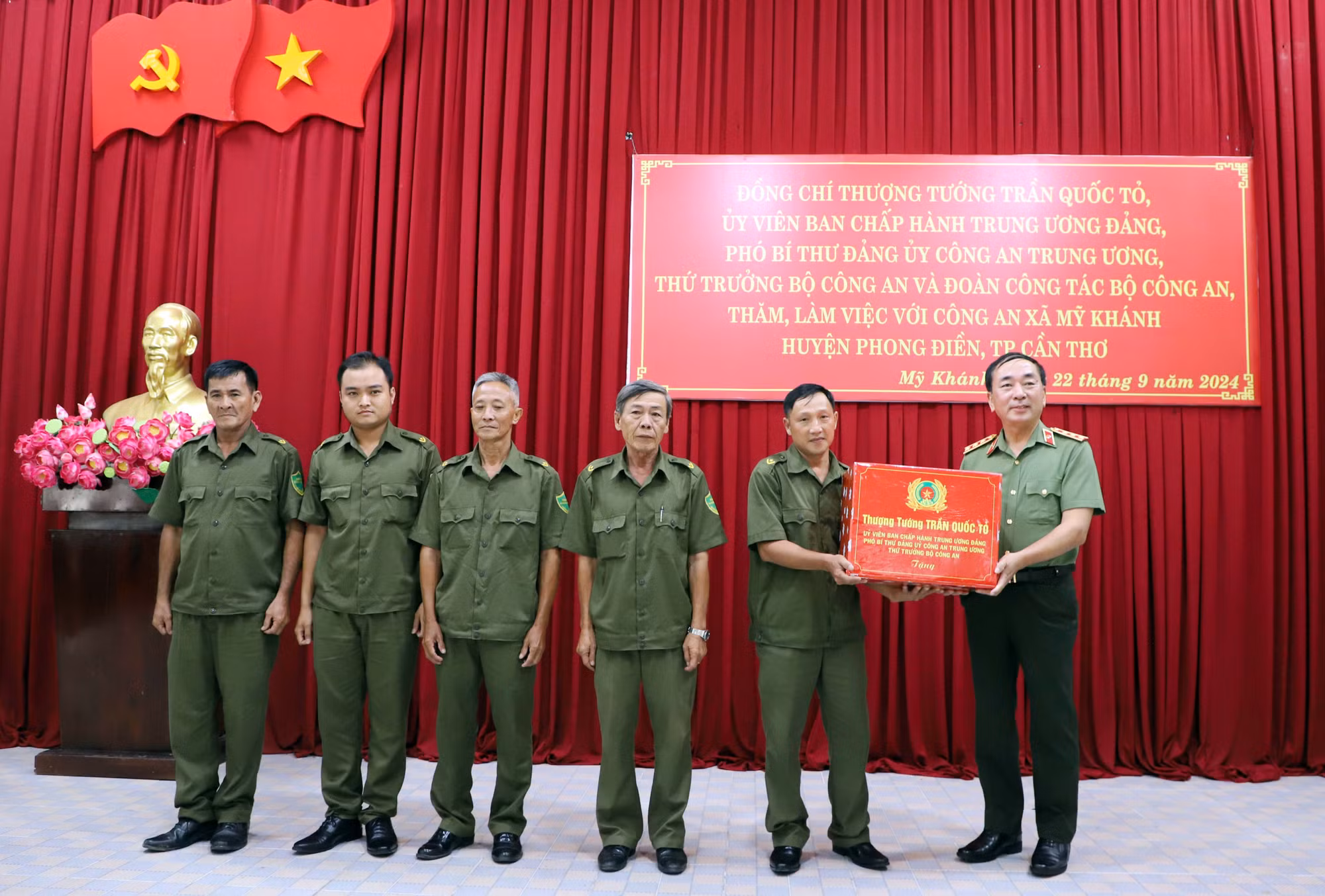 Thứ trưởng Trần Quốc Tỏ thăm, làm việc với Công an xã, phường tại TP Cần Thơ -1