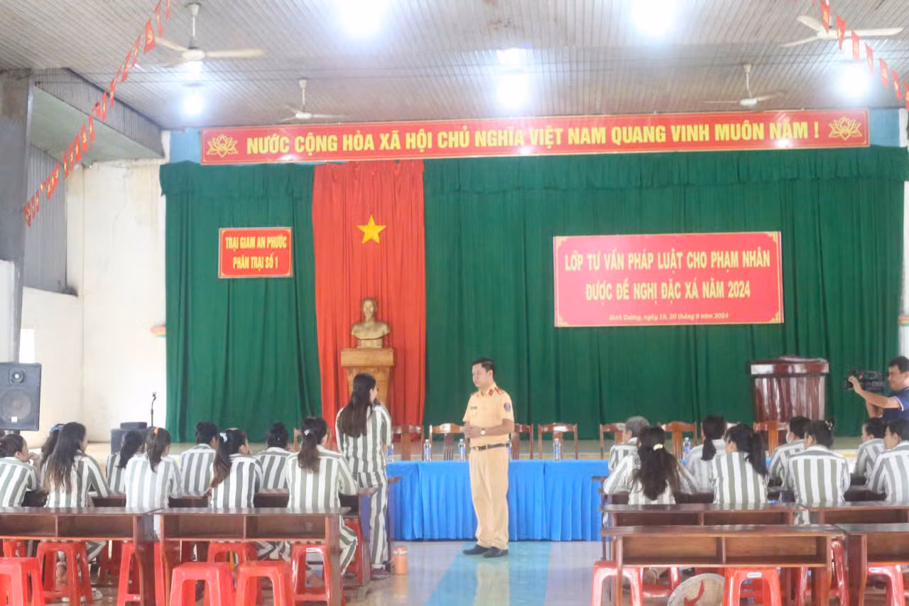 Phổ biến pháp luật và làm căn cước cho 211 phạm nhân được đặc xá năm 2024 -0