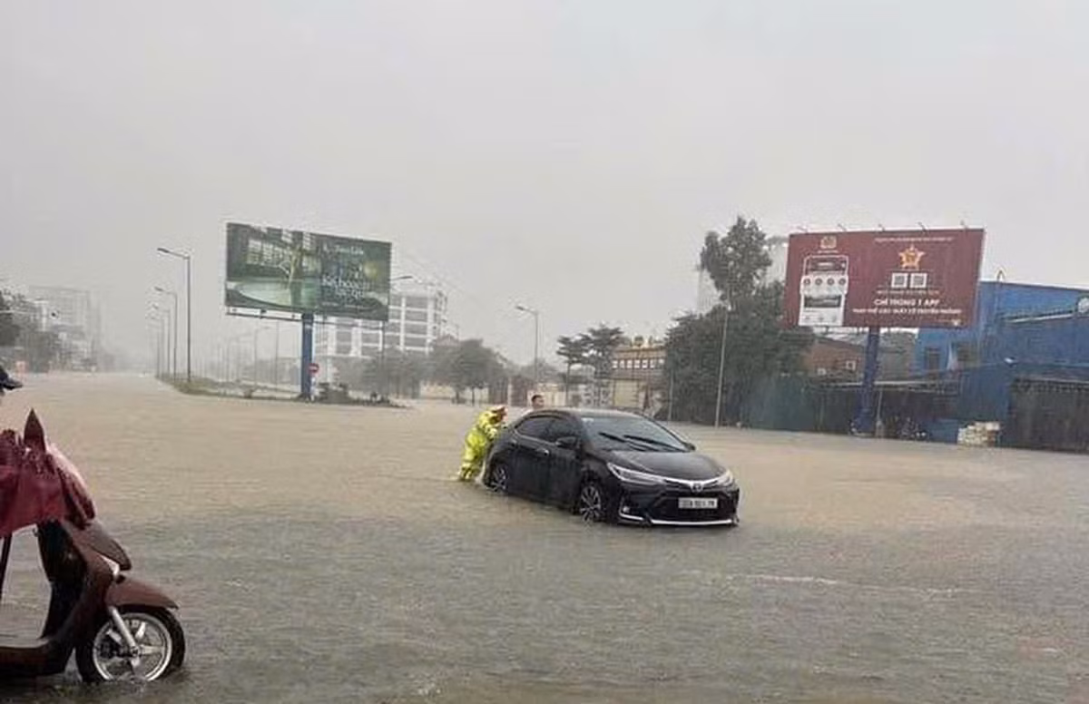 Công an TP Vinh hỗ trợ người dân và phương tiện tại các địa điểm bị ngập sâu -3
