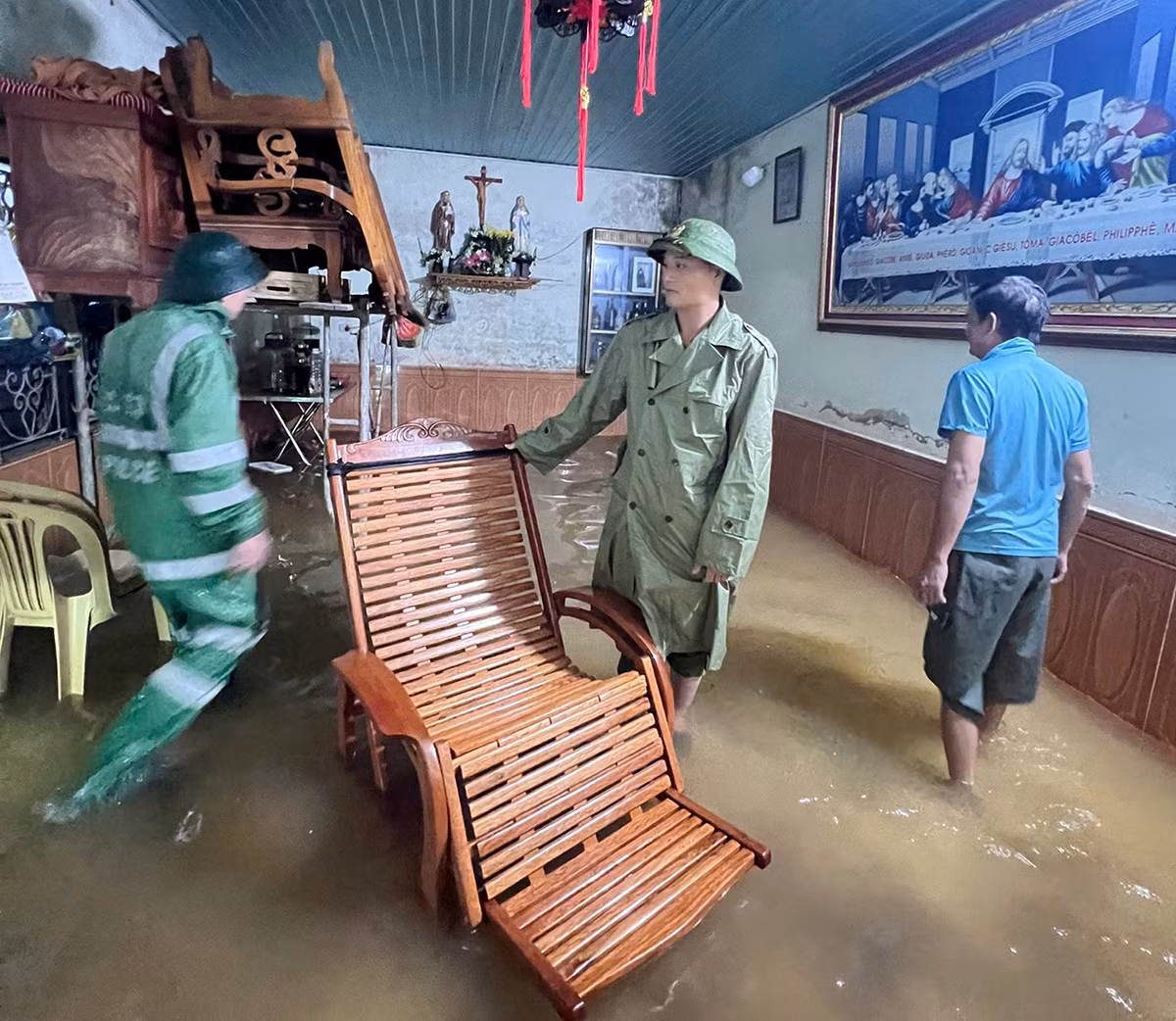 Công an TP Vinh hỗ trợ người dân và phương tiện tại các địa điểm bị ngập sâu -1
