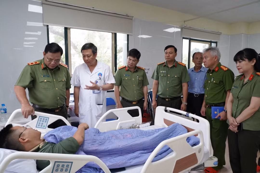 Giám đốc Công an Hà Nội thăm, động viên cán bộ Công an bị thương trong khi làm nhiệm vụ -1