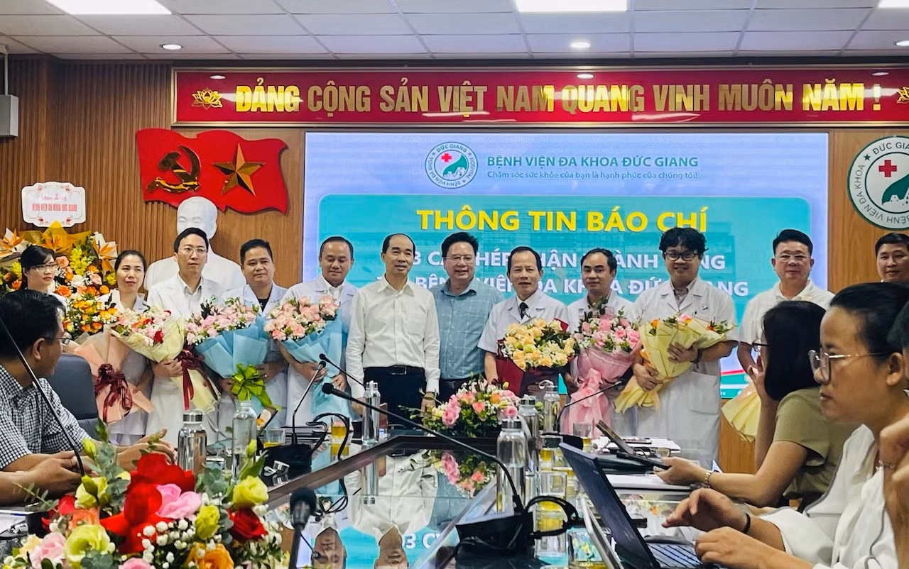 Ba bệnh nhân trẻ được ghép thận từ mẹ ruột hiến tặng -0