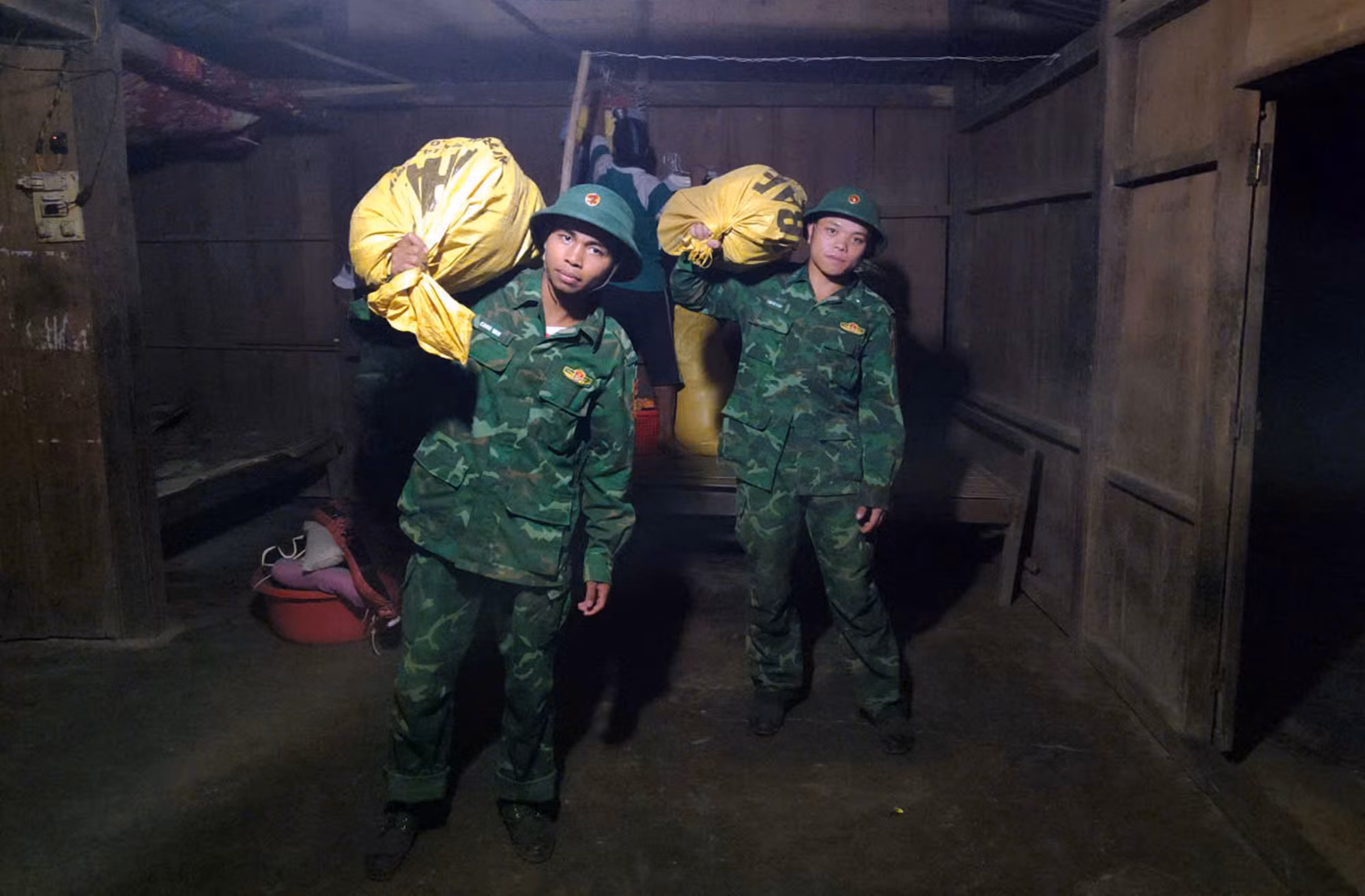 Di dời khẩn cấp 11 hộ dân sống dưới chân đồi có vết nứt “khủng” -0
