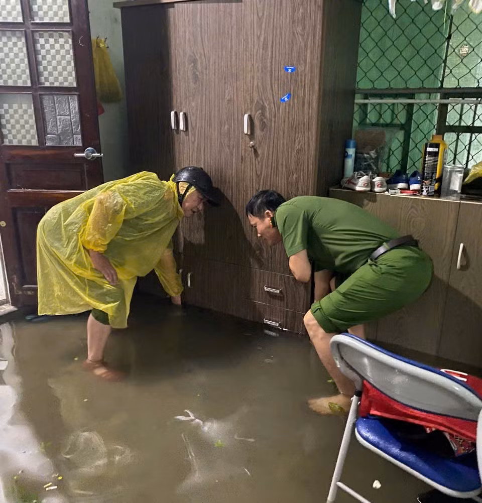 Công an TP Vinh hỗ trợ người dân và phương tiện tại các địa điểm bị ngập sâu -2