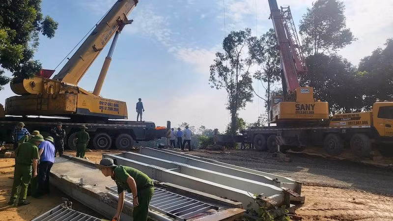 Đẩy nhanh tiến độ trục vớt nhịp cầu Phong Châu và phương tiện gặp nạn -4