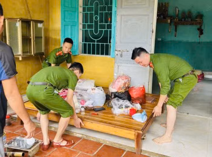 Công an TP Thanh Hóa giúp dân dọn dẹp vệ sinh sau mưa lũ -0