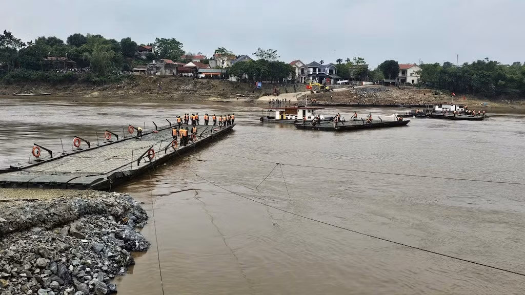 Bắc cầu phao thay thế cầu Phong Châu bị sập -1