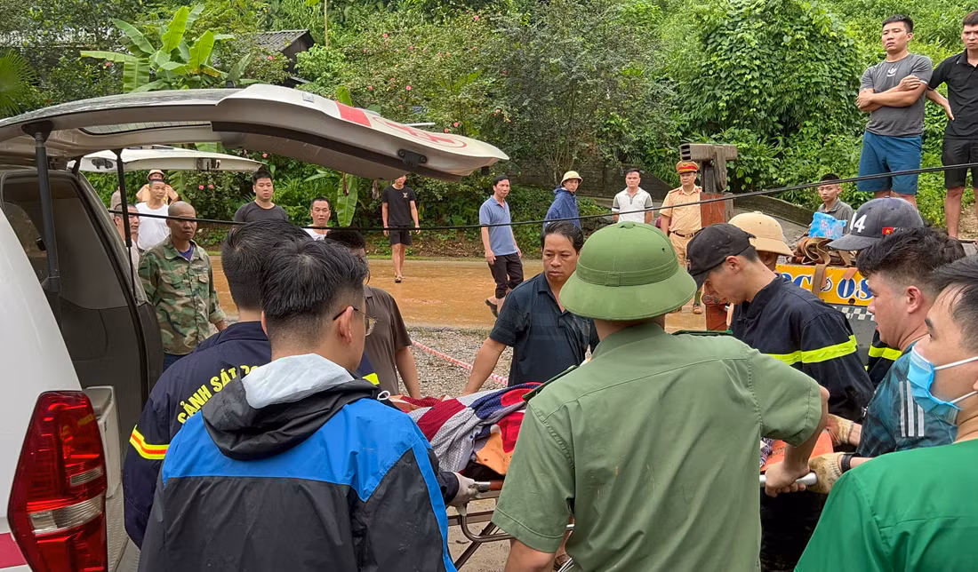 Công an Hà Giang khẩn trương tìm kiếm nạn nhân trong vụ sạt lở đất -8