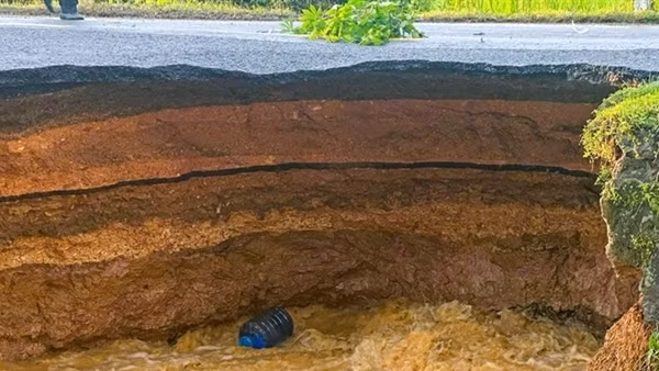 Hố “tử thần” xuất hiện giữa đường, nguy cơ chia cắt tỉnh lộ